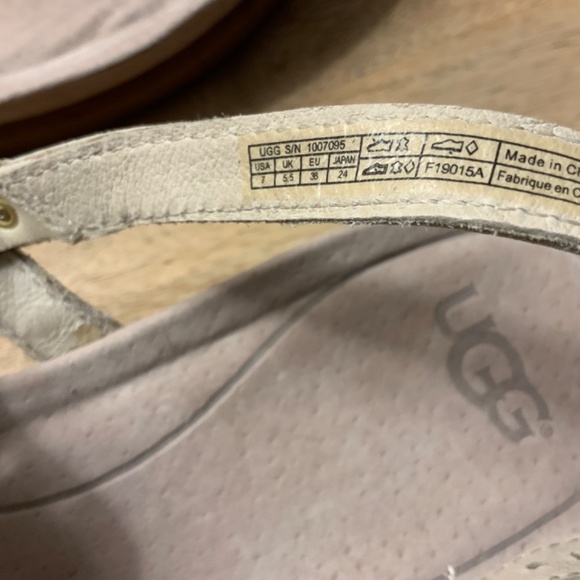 UGG flat sandals size7 - Picture 4 of 5